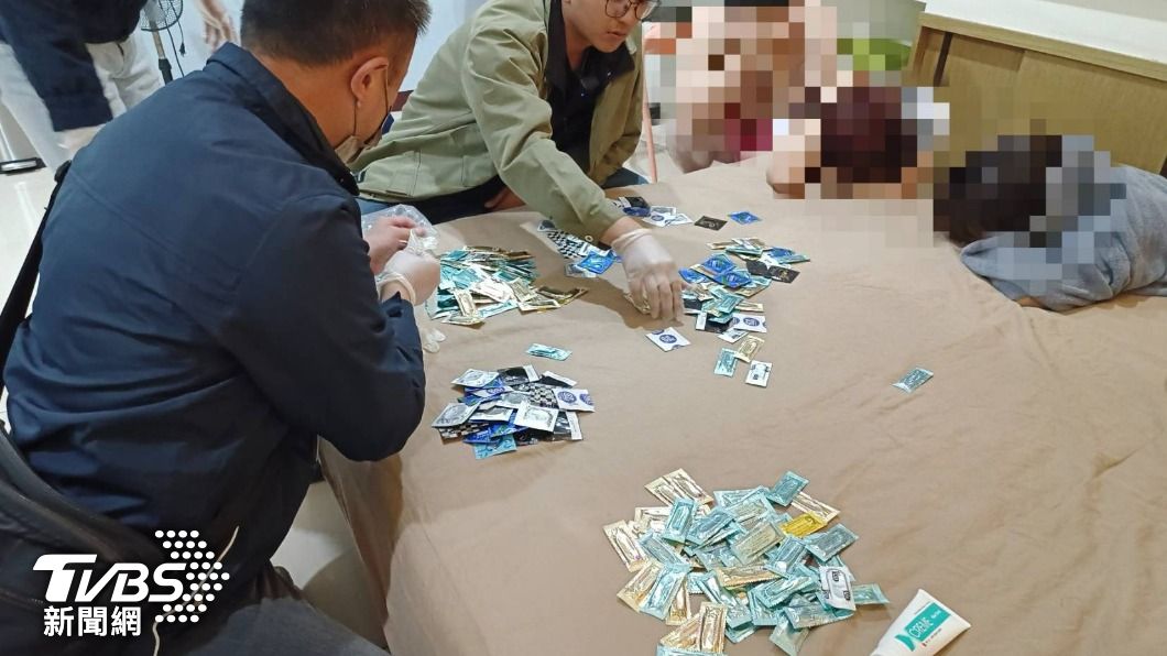 警方於現場查扣保險套294個（已拆封使用22個）、4瓶潤滑液以及手機等證物。（圖／TVBS）