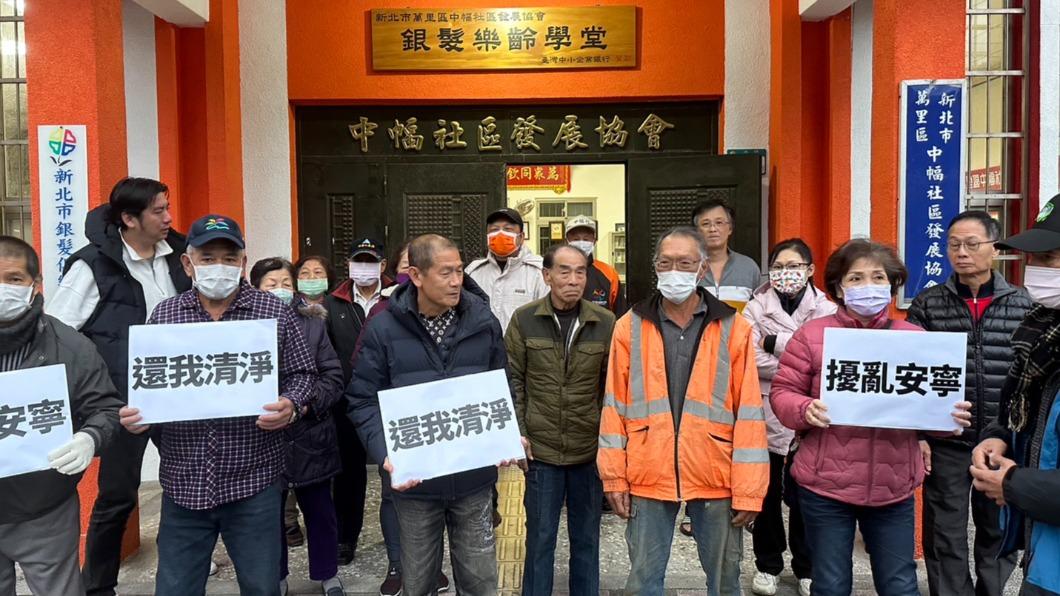 萬里中幅里民們集體向中幅里謝嘉陽、萬里里長王傑倫陳情訴苦。（圖/讀者提供）