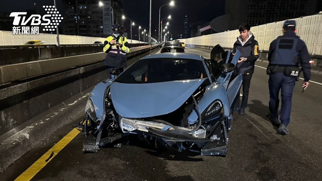 駕駛供稱是車輪輾壓到橋樑接縫處鐵片才會打滑。(圖/TVBS)