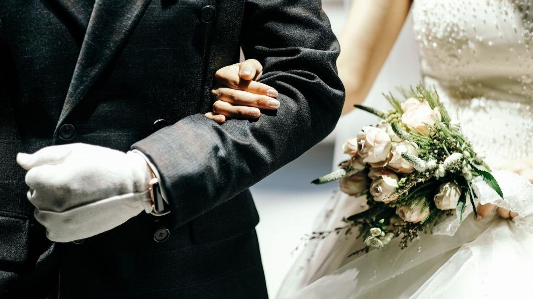 緊牽新娘女兒!硬漢爸褲子突滑落 「婚攝專業瞬移」全場笑翻