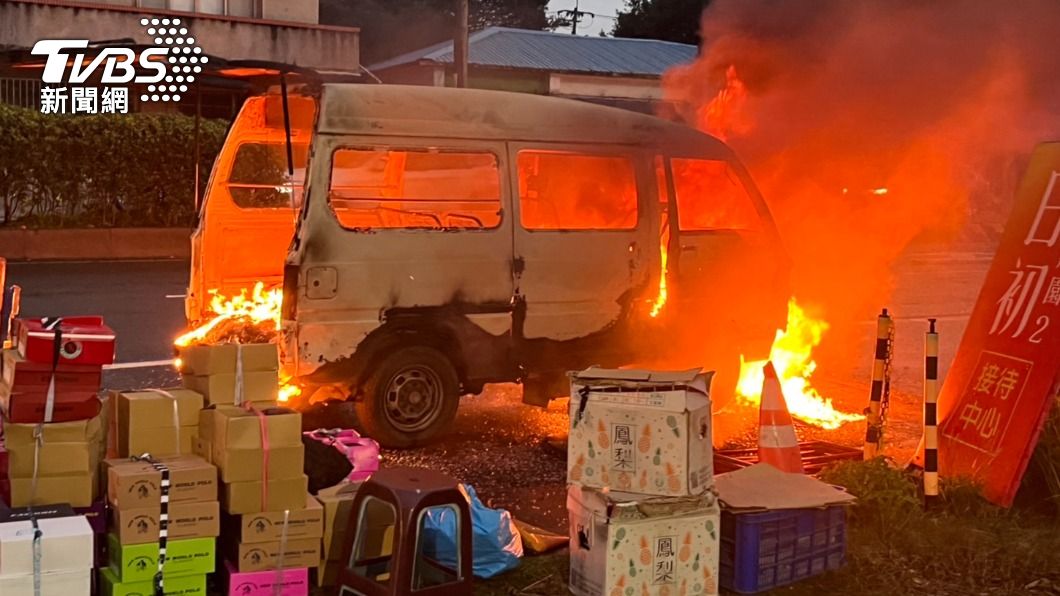 7旬翁清晨出門賣鞋 貨車開到一半冒煙自燃成火球