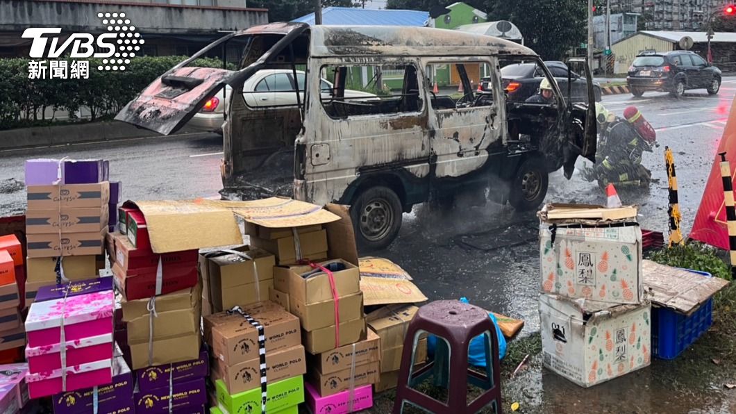 貨車燒到焦黑。(圖/TVBS)