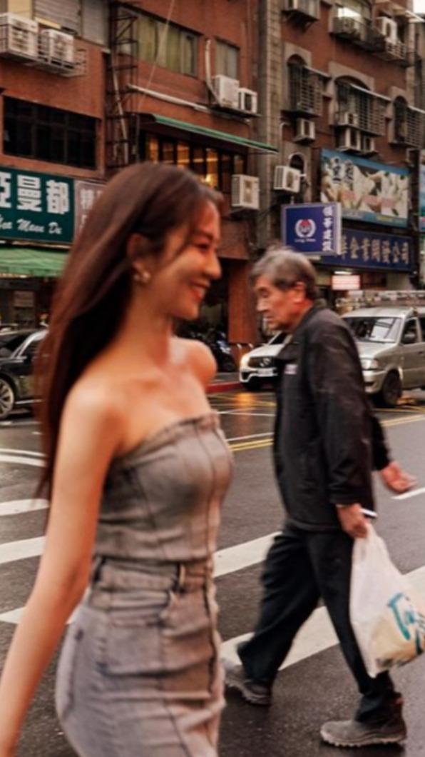 周曉涵寒流辣露香肩，與包緊緊的阿伯形成對比。（圖／翻攝自周曉涵IG）