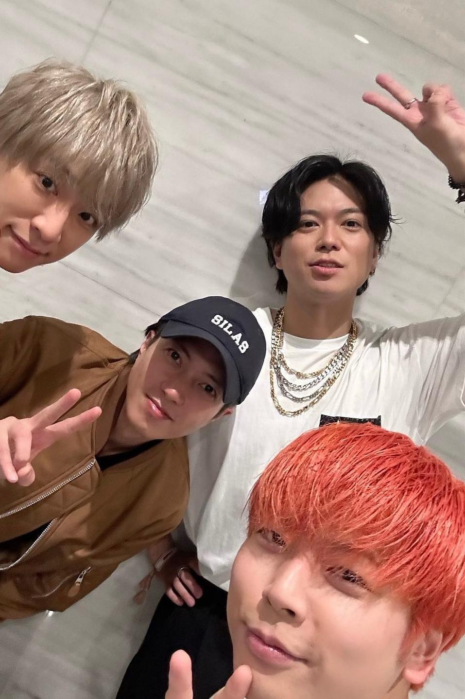 NEWS去年底開了20週年演唱會,山下智久(黑帽)曬出久違的團體合照。(圖/翻攝自山下智久推特)
