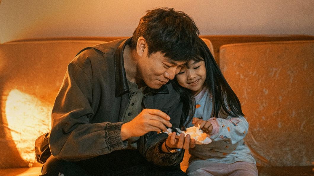 《三大隊》秦昊與劇中女兒桐桐。(圖/iQIYI提供)