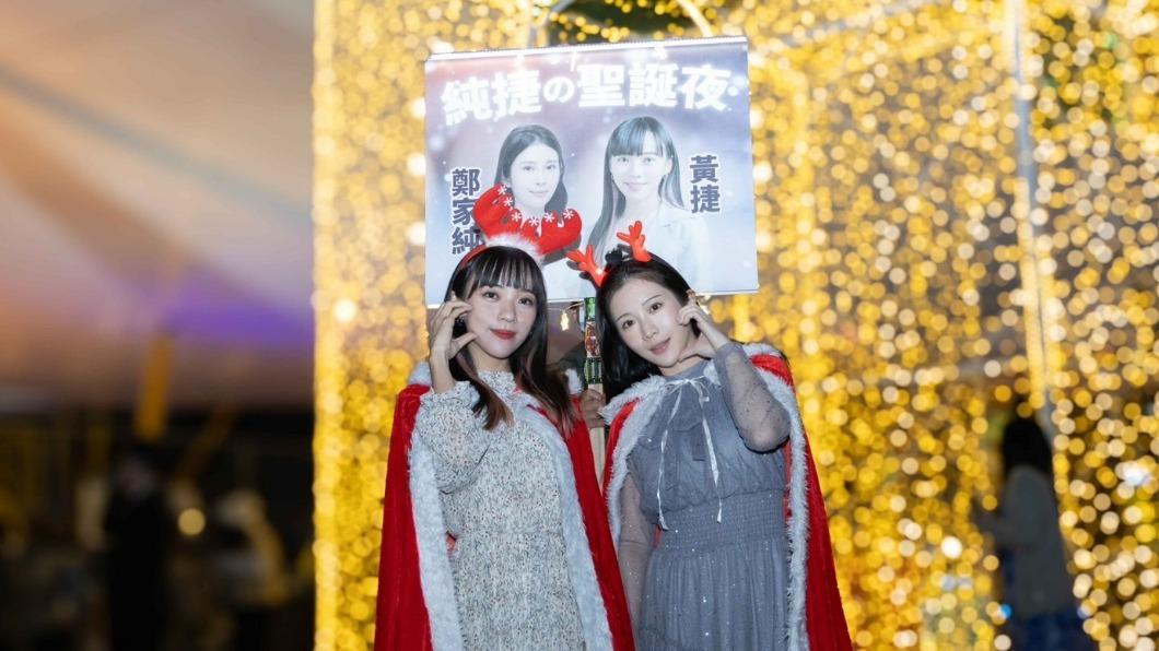 「純捷」聖誕夜！女神鄭家純合體黃捷　斗篷配鹿耳超養眼