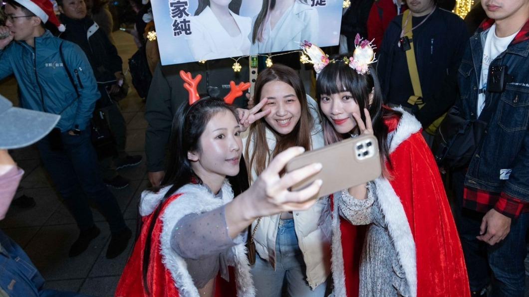 許多民眾上前與兩人合拍。(圖/黃捷競辦提供)