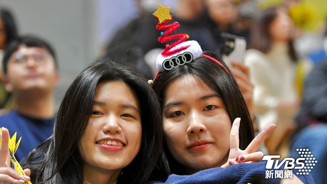 適逢聖誕週，許多球迷頭戴聖誕頭飾進場。（圖／胡瑞麒攝）