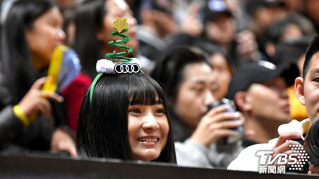 球迷戴聖誕頭飾幫新北國王加油。（圖／胡瑞麒攝）