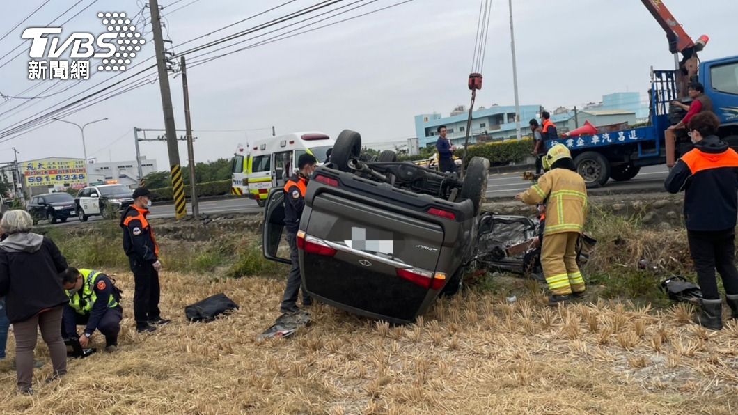 快訊/庇護工場公務車爆胎翻落田 駕駛、5乘客全受傷