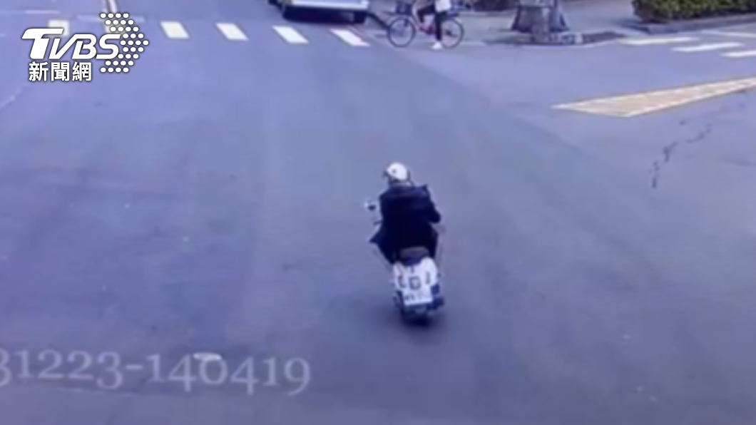 拿走金項鍊後騎車逃逸。（圖／TVBS）