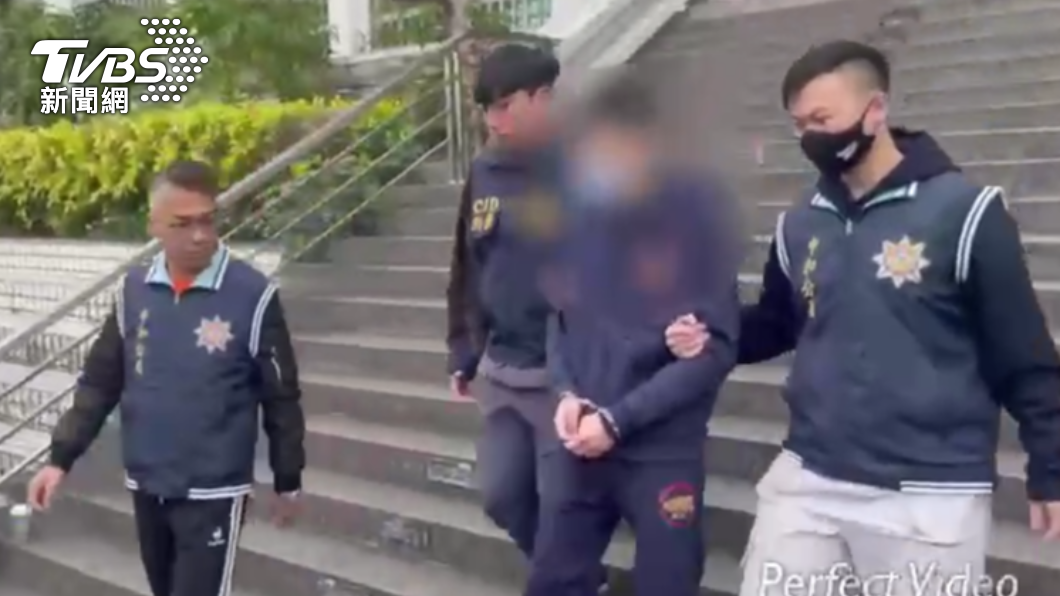 因詐欺案被通緝又搶銀樓，警方依法送辦。（圖／TVBS）
