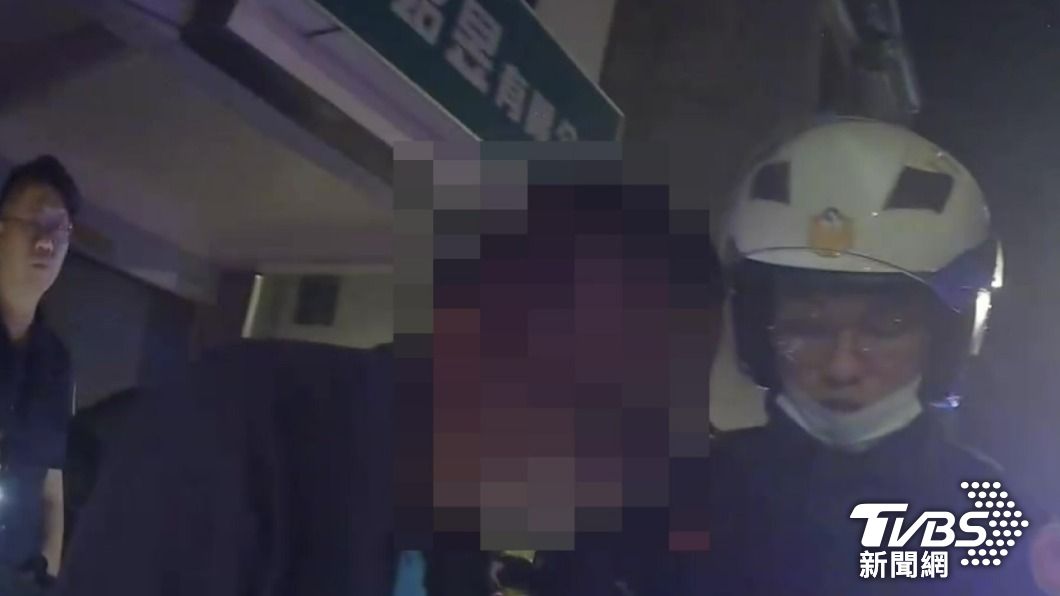 男子酒後騎車朝著警方迎面而來，還說自己沒有錯。（圖／TVBS）