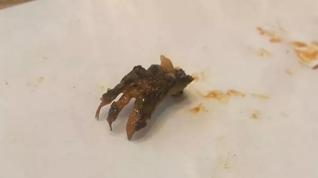 英女吃飯咬到「動物小腳」崩潰　主廚堅稱：是黑荳蔻