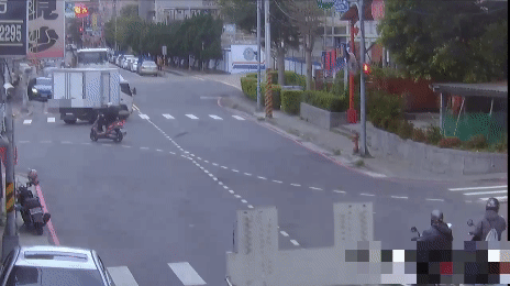 機車被夾在兩輛車中間。（圖／TVBS）