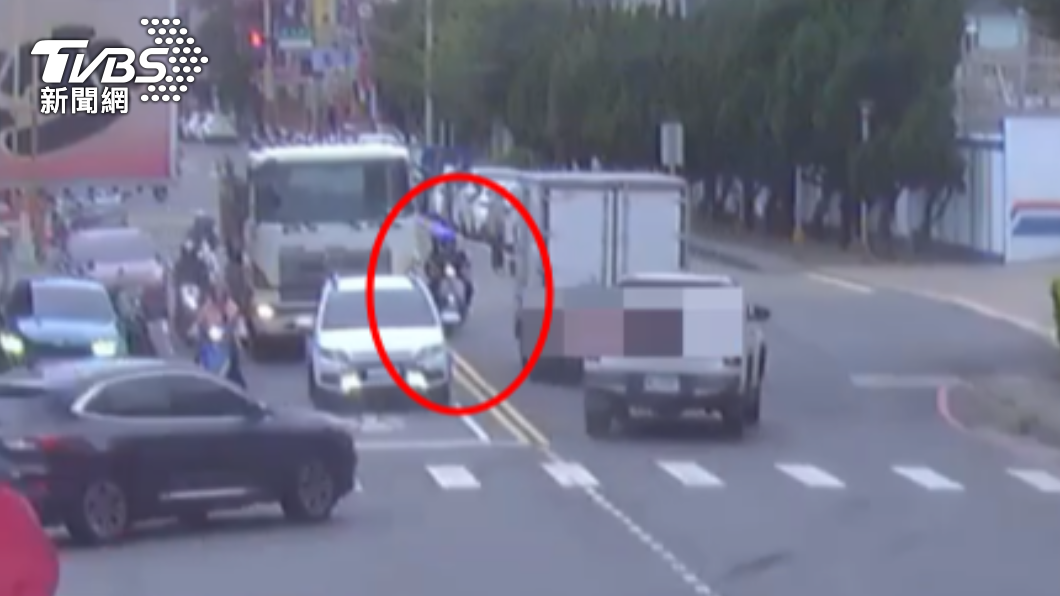 女騎士疑似為了超車違規跨越雙黃線。（圖／TVBS）