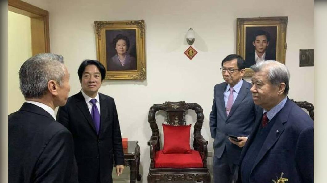 賴清德萬里故宅牆壁上掛著父母畫像。(圖/翻攝自廖英熙臉書)