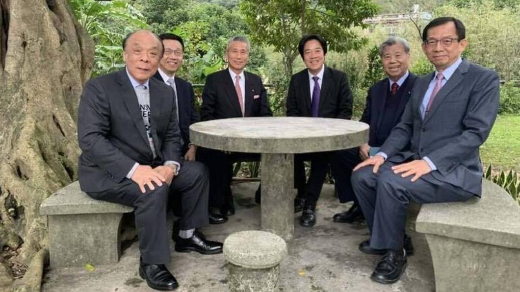 廖英熙(左)、賴清德(中間)和好友們合影。(圖/翻攝自廖英熙臉書)