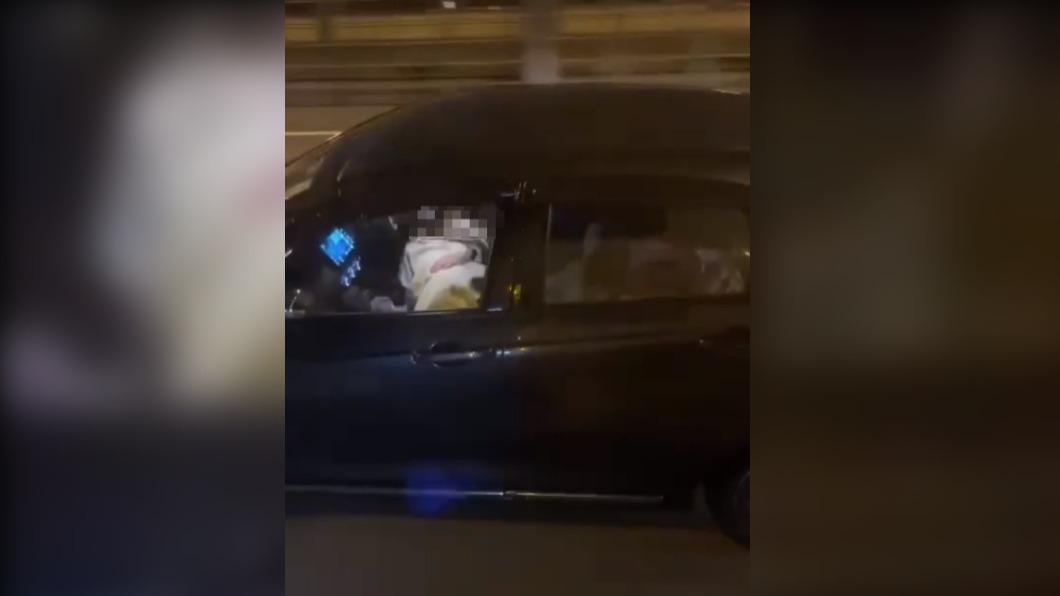 車速很快!妹子半身湊到駕駛懷中 全網瘋猜「忙什麼」