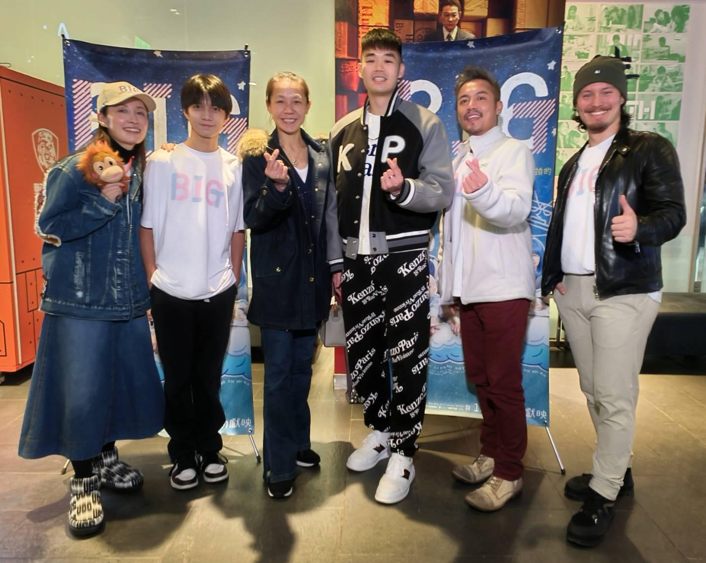 金牌羽球選手王齊麟與電影《BIG》主要演員田中千繪、郭大睿、范逸臣、周厚安合影留念。。（圖／全民羽協提供）