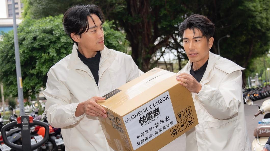 森田(右)和VIC致力公益,更親自搬送物資到基金會。(圖/快電商提供)