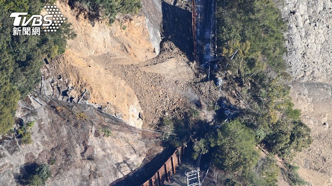 日本奈良國道邊坡土石坍方 「多輛車疑遭埋」難救援