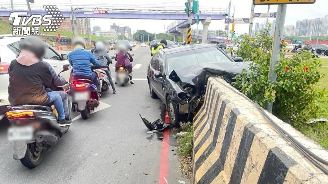 載女友遊新莊越堤道「逆向撞路墩」 逃跑通緝男駕駛落網