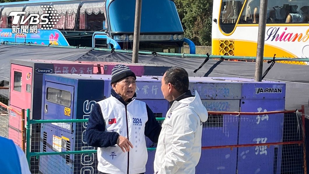 造勢結束後，王金平把侯友宜拉到後台繼續「咬耳朵」。（圖／黃韋銓攝）