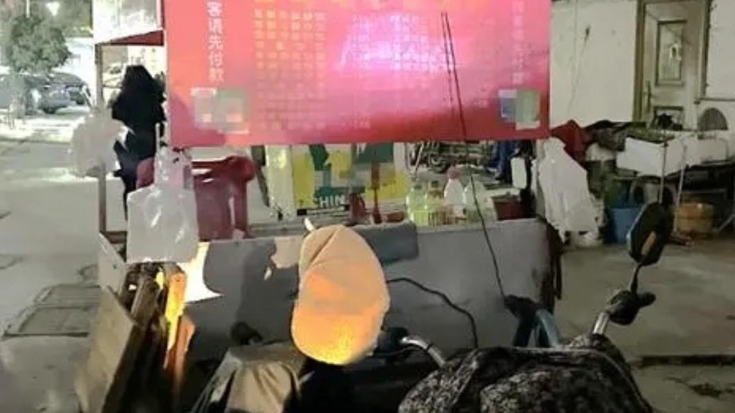 龐男母親的小吃攤車從命案公開後就不再經營。(圖/翻攝自@央廣網 微博)