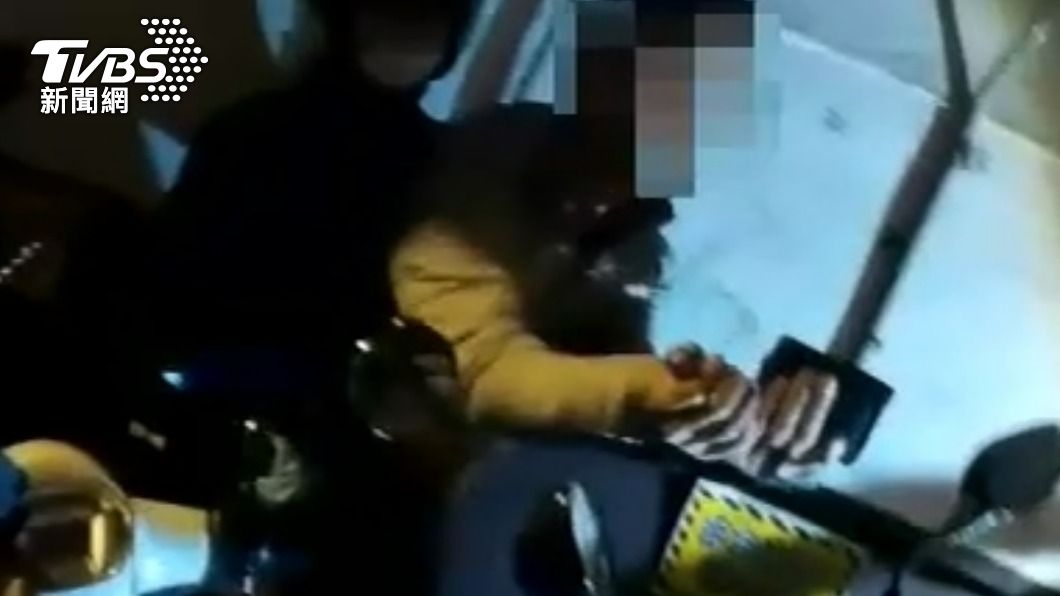 失聯移工被盤查想跑 遭警「環抱」一秒變乖喊:上銬上銬