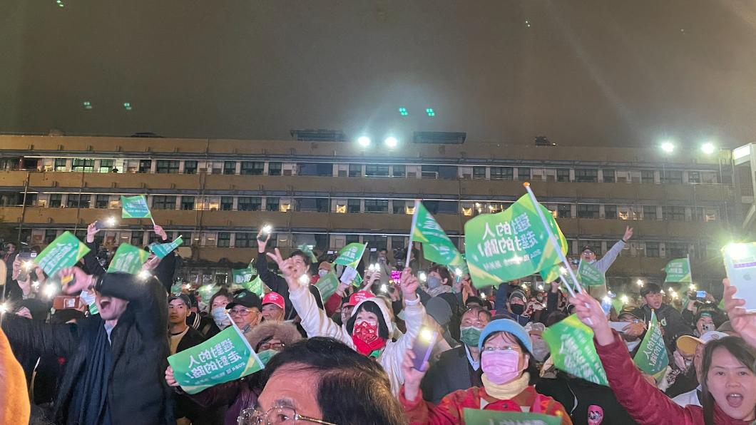 民眾在寒風中仍不減熱情。(圖/吳紹瑜攝)