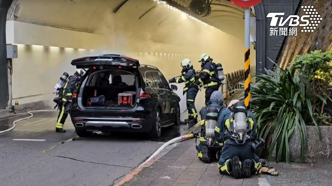 獨家/自強隧道口火燒車「整條路塞爆」!竄濃濃白煙封閉中