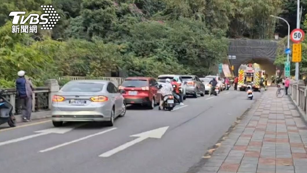 汽機車全塞在路上。(圖/TVBS)