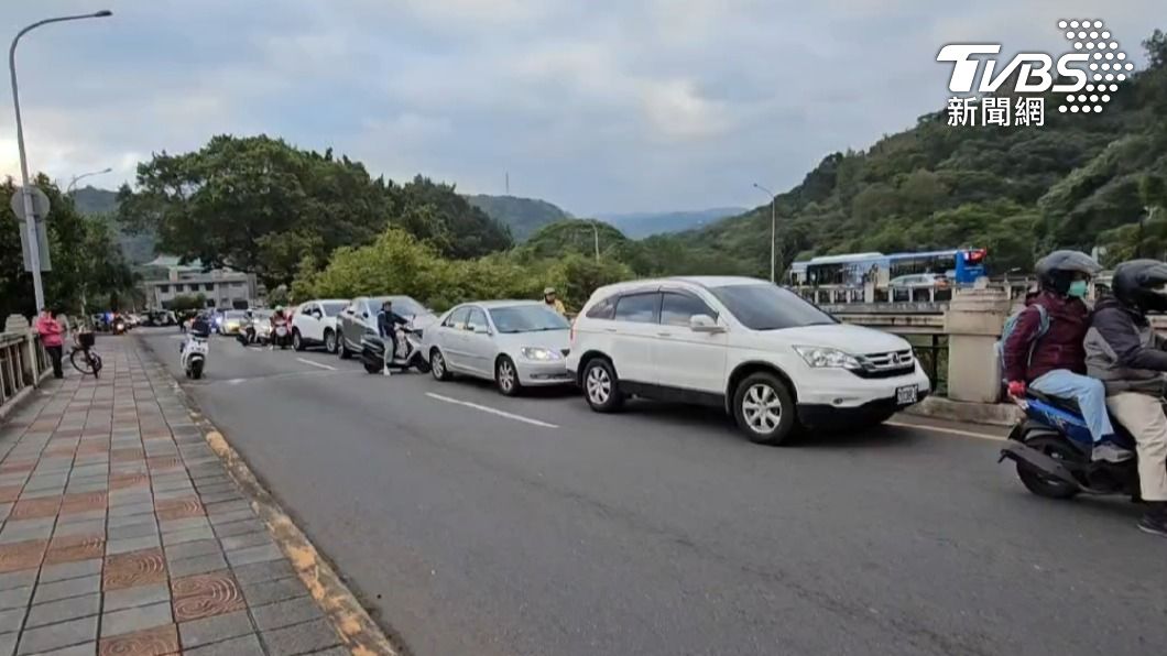目前隧道已封閉排煙。(圖/TVBS)