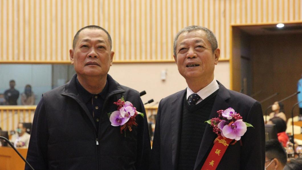 周典論(右)已遭檢調帶回。(圖/周典論臉書)