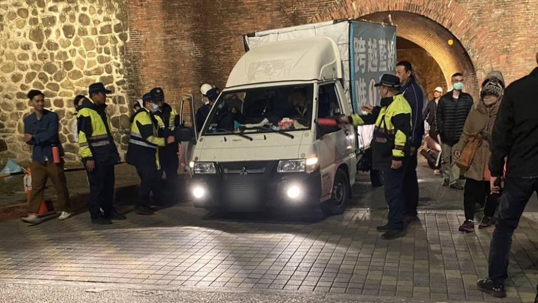 柯文哲恆春開講　宣傳車卡國定古蹟恆春古城警助脫困