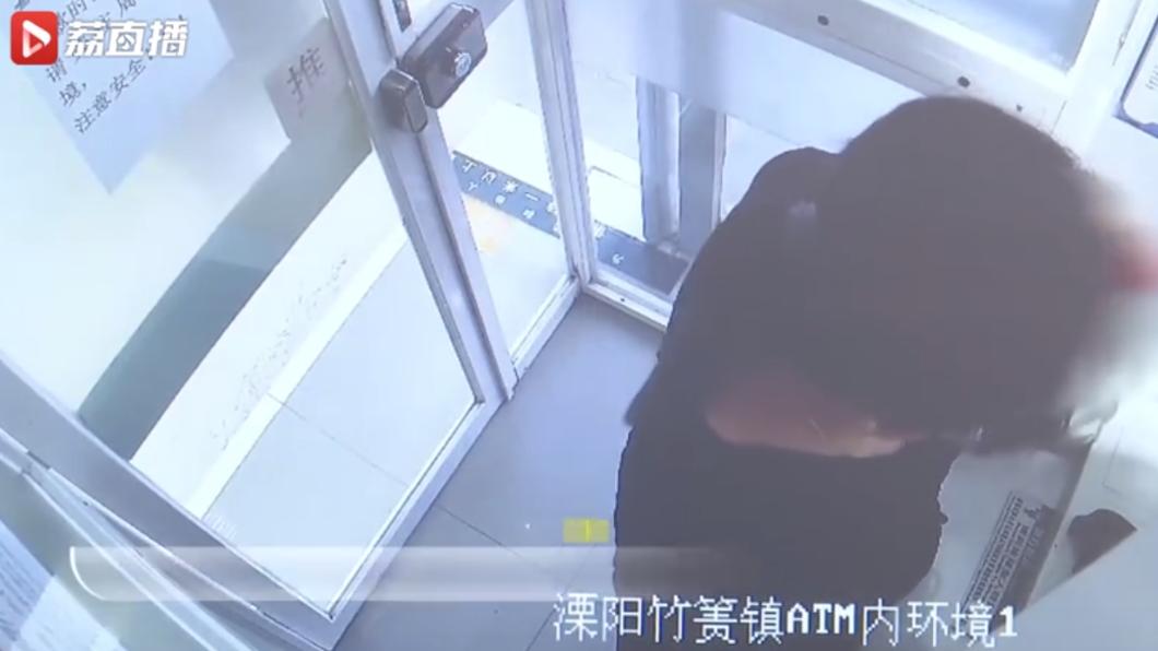 她撿到提款卡「秒猜中6碼」爽領17萬!檢方1原因不起訴