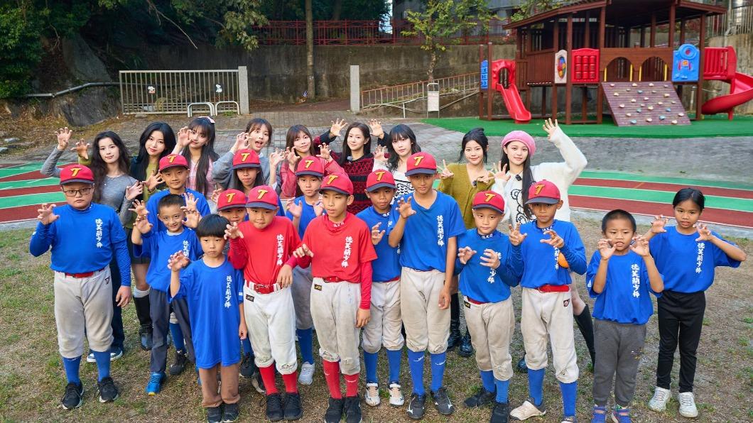 幻藍小熊前進台中偏鄉德芙蘭小學與少棒隊成員一起打友誼賽。（圖／天空娛樂提供）