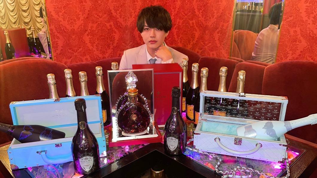 瑛助入行一年多，已經是店裡排名第三的男公關。（圖／翻攝自ut_darlin_idol推特）