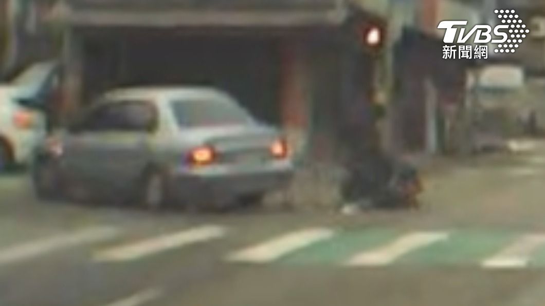 桃園大學生騎車疑闖紅燈猛撞汽車 頭部重創倒地當場身亡