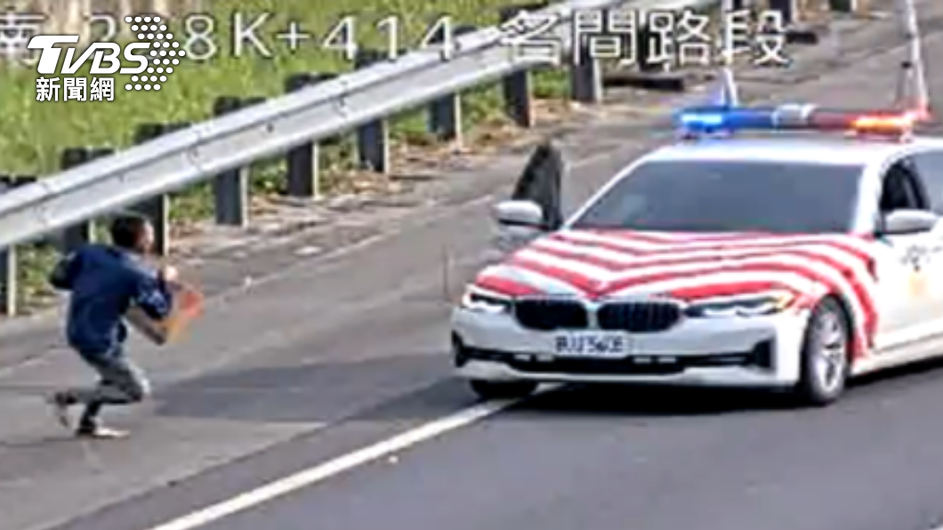 南投男抱紙箱「國道上折返跑」嚇壞駕駛 警穿梭車流搏命抓人