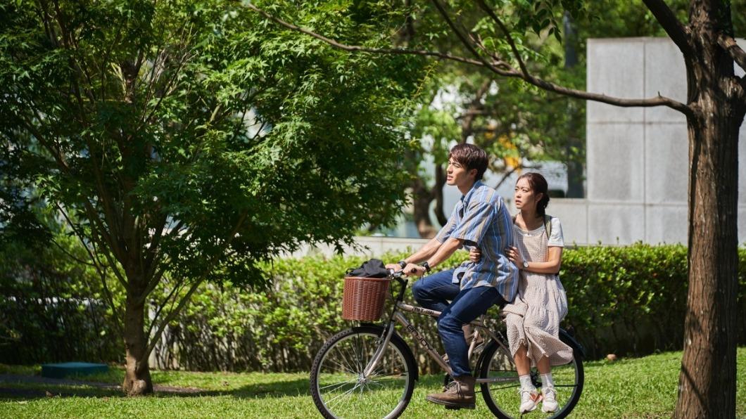 陳昊森掰了魏如萱改愛她? 單車載新女伴浪漫畫面曝光