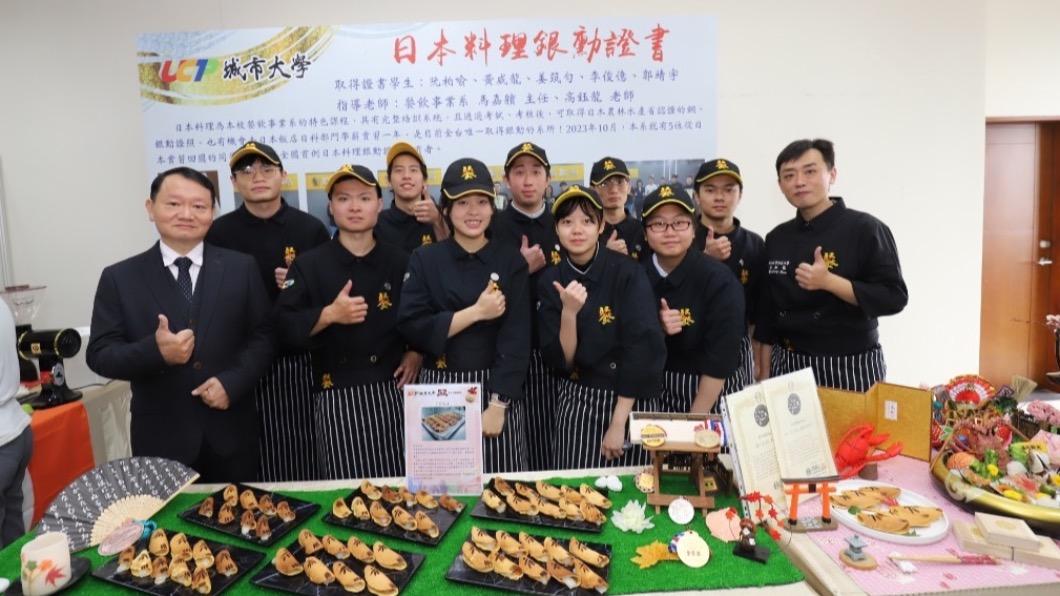 城市科大日本料理銀勳證書。 (圖/城市科大提供)