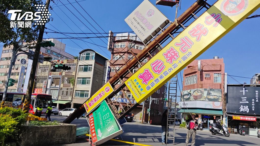 桃園廣告招牌「傾斜45度」鏽蝕　卡電線搖搖欲墜險砸貨車