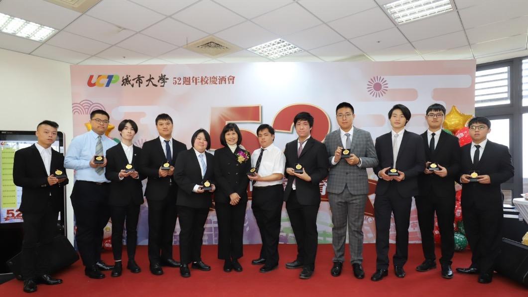 城市科大校慶頒發城市之光。 (圖/城市科大提供)
