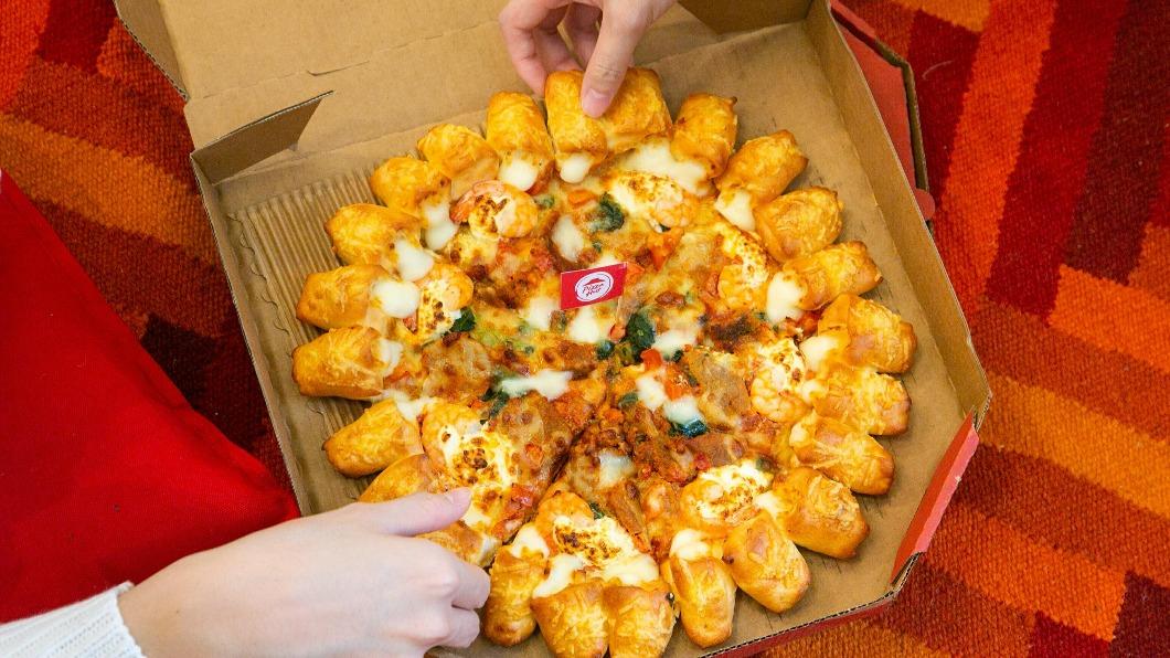 「炙烤大蝦嫩牛比薩」選用厚切鮮嫩牛排、炙烤大蝦等頂級食材。(圖/必勝客提供)