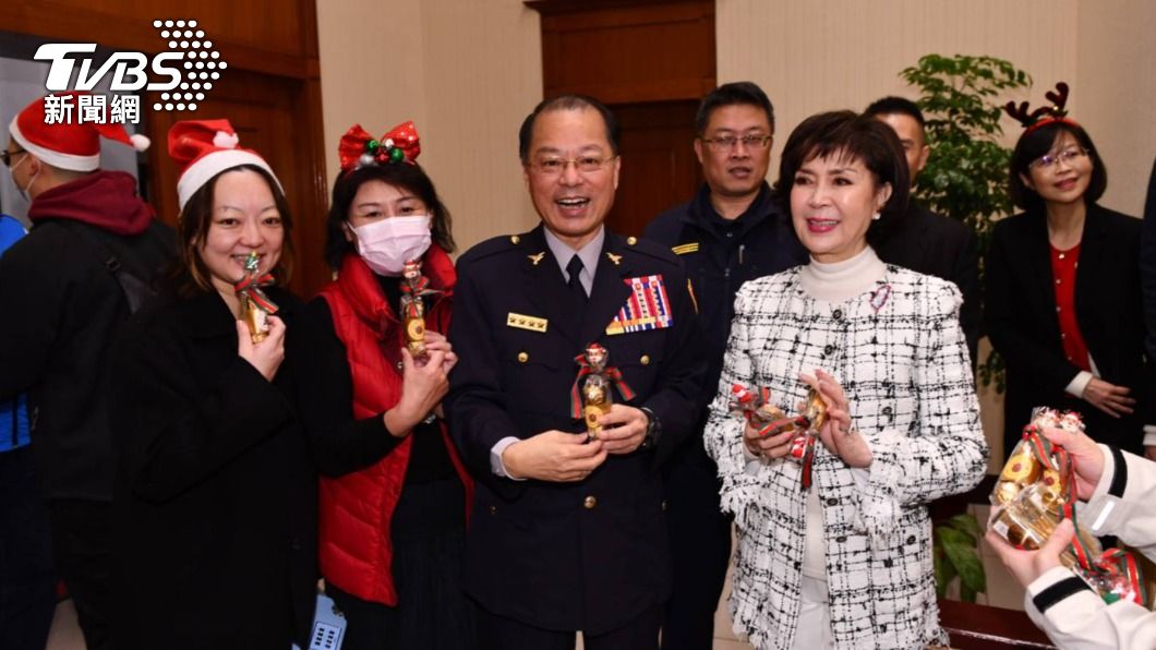 耶誕快樂!藝人白嘉莉到警政署報佳音 黃明昭:持續積極打詐
