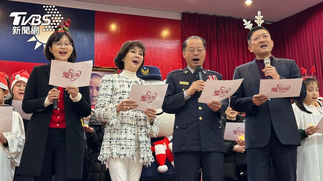 警政署長黃明昭(右二)與藝人白嘉莉一同報佳音。(圖/TVBS)