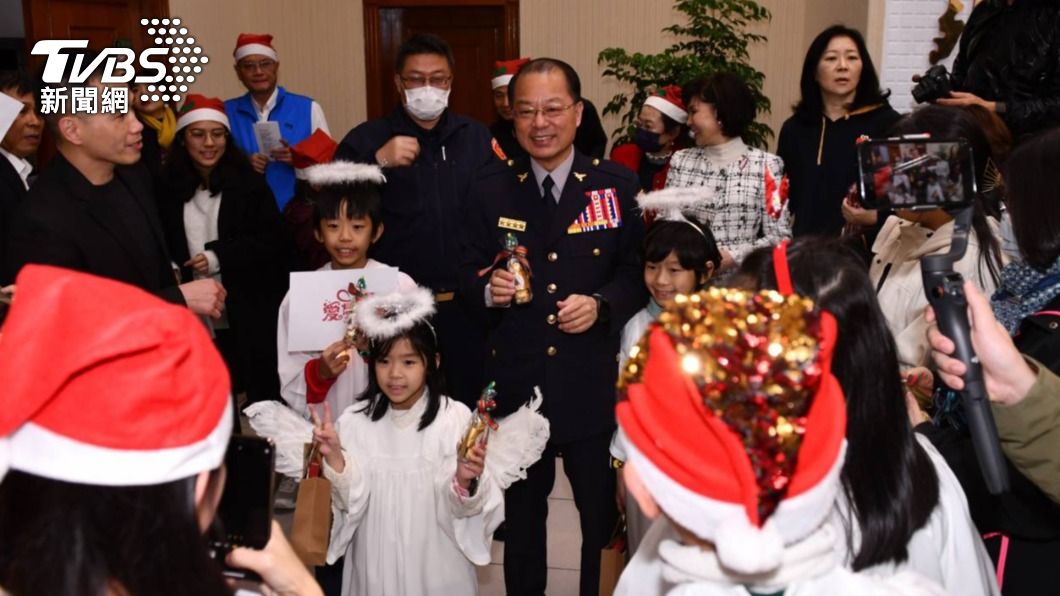 警政署長黃明昭與藝人白嘉莉一同報佳音。(圖/TVBS)