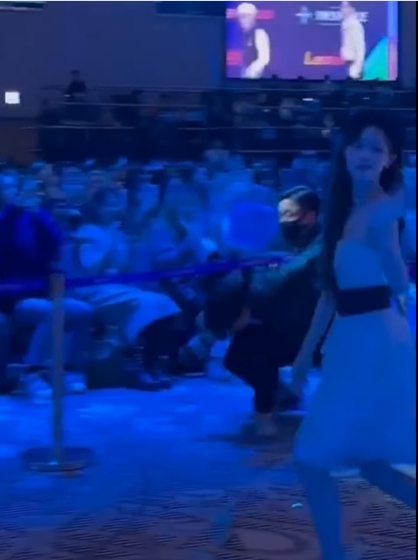 男子暴衝企圖衝破主辦單位設置的護欄。(圖/翻攝idolissue FB)